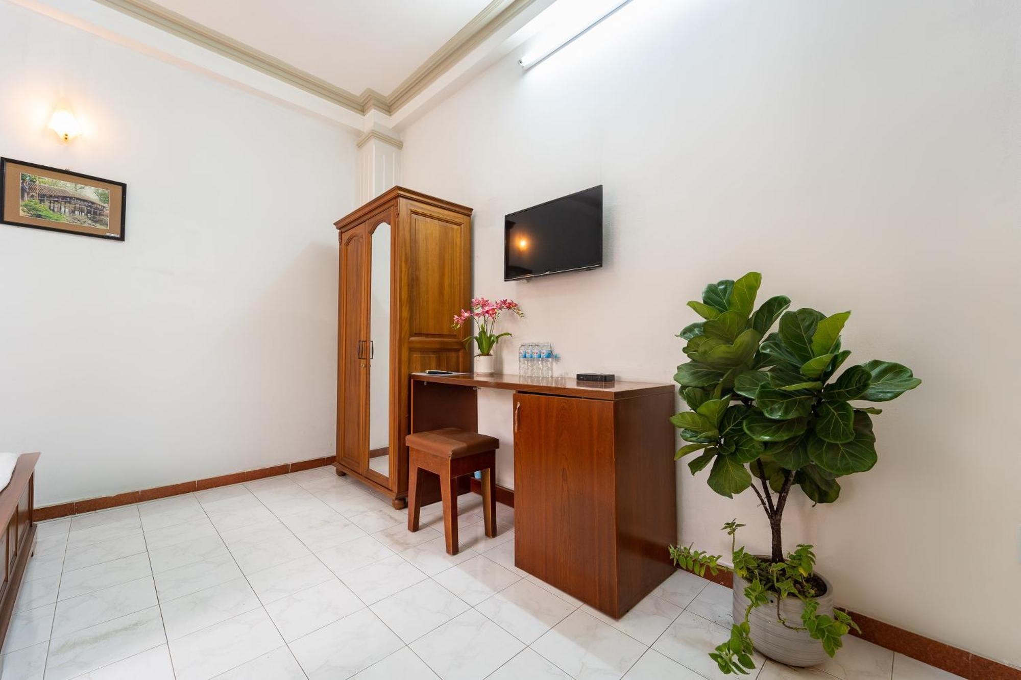Collection O Madam Cuc Hotel Хошимин Экстерьер фото
